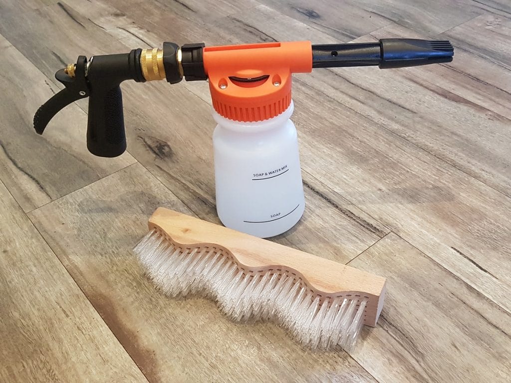 Roof Cleaning Combo Corrugated Roof Brush + Soap Foaming Gun Busy